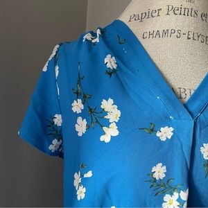 Blue blouse with white daisies daisy flowers on it pattern print floral